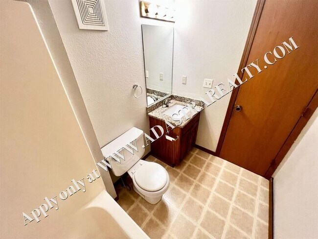 Building Photo - MOVE IN SPECIAL!!! Spacious Duplex in Lee's Summit-Available NOW!! MOVE IN SPECIAL $300 OFF 2nd M...