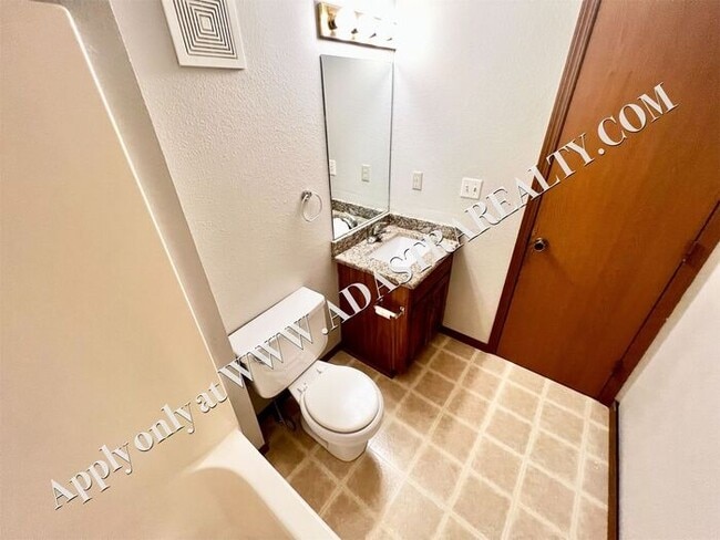 Building Photo - Spacious Duplex in Lee's Summit-Available ...