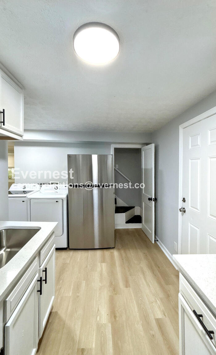 Building Photo - 2992 Pontiac St