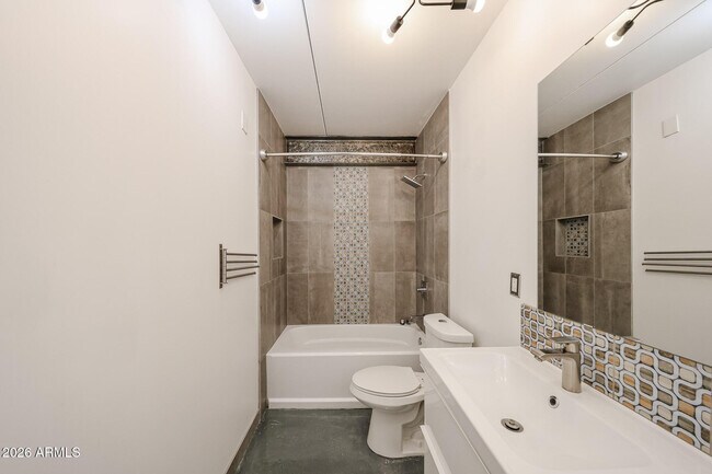 Building Photo - 353 E Thomas Rd