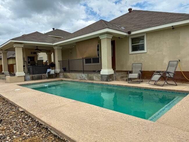 Building Photo - 208 Chisos Oak Dr