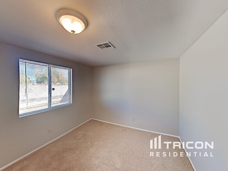 Building Photo - 2308 N Arrowhead Dr