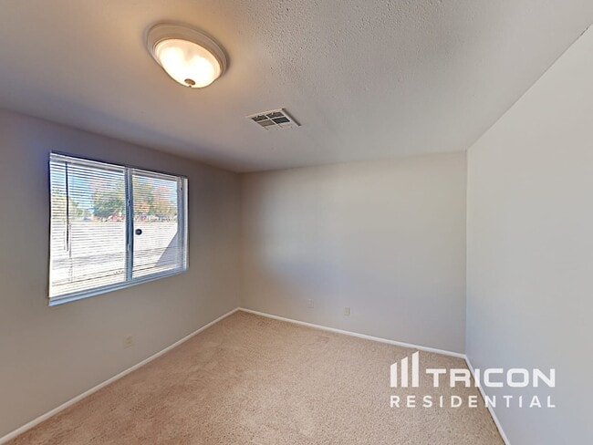 Building Photo - 2308 N Arrowhead Dr