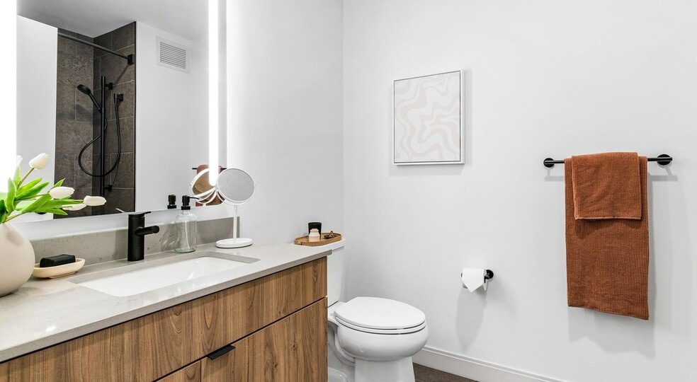 Building Photo - 515 N St Clair St