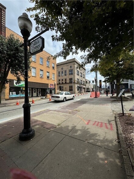 Building Photo - 407 Fallowfield Ave