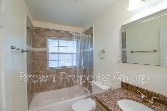 Building Photo - 3022 Cliffdale Rd