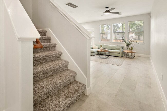 Building Photo - 10 Scenic Brook Ct