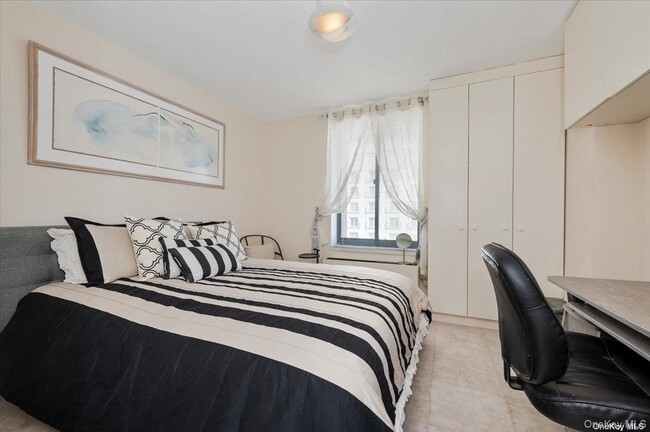 Building Photo - 100 W Broadway