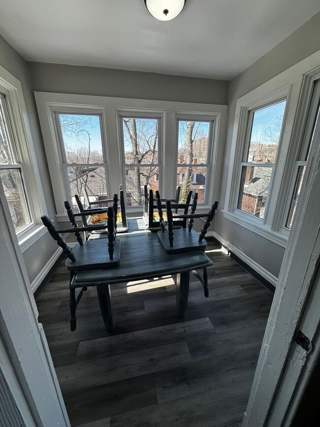 Building Photo - Newly Remodeled Two Bedroom Apartment in Squirrel Hill