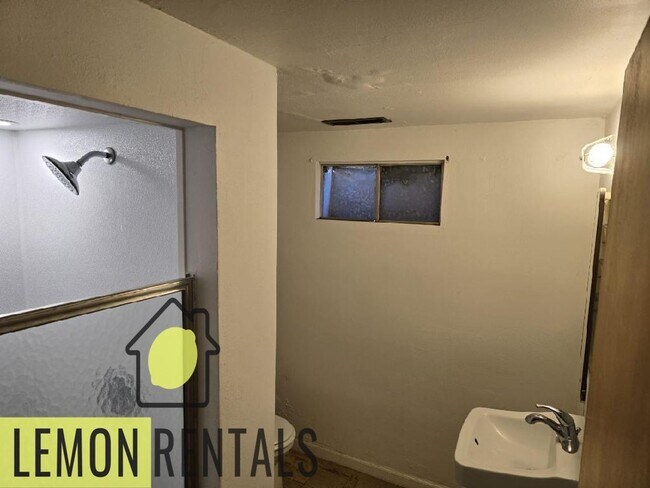 Building Photo - 1302 S 16th Ave