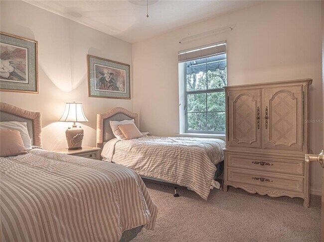 Building Photo - 920 E Lake Dr