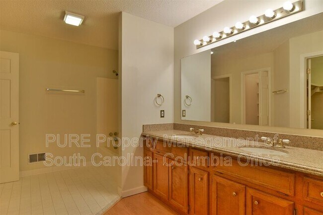 Building Photo - 517 Sparkleberry Ln