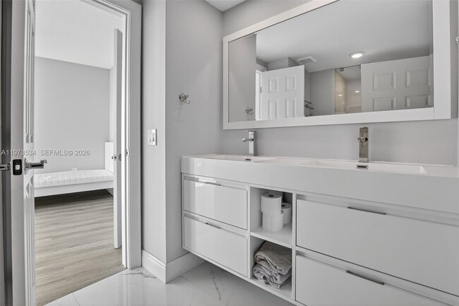 Building Photo - 3370 Hidden Bay Dr