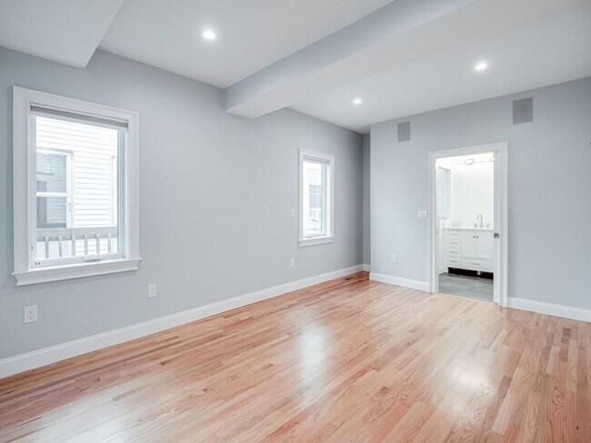 Building Photo - 390 Medford St