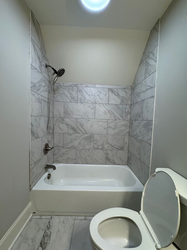 Building Photo - Grandeur Brick 4/3.5 with Bonus Room in Th...