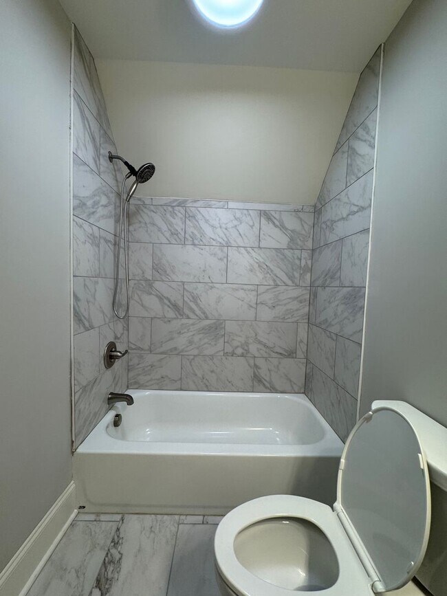 Building Photo - Grandeur Brick 4/3.5 with Bonus Room in The Oaks at Collinwood- $3,295