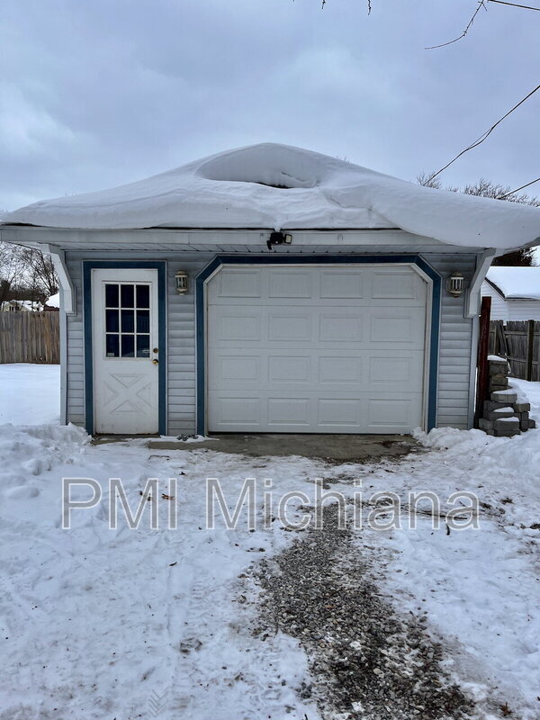 Building Photo - 19901 Oakdale Ave