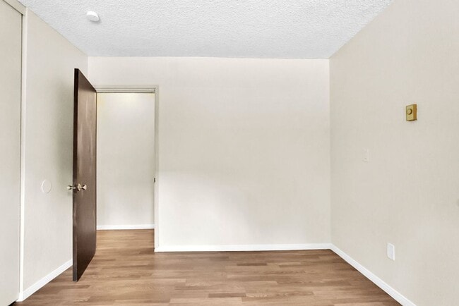 Building Photo - Spacious three bedroom with office in Prime UTC/UCSD Location! Available immediately!