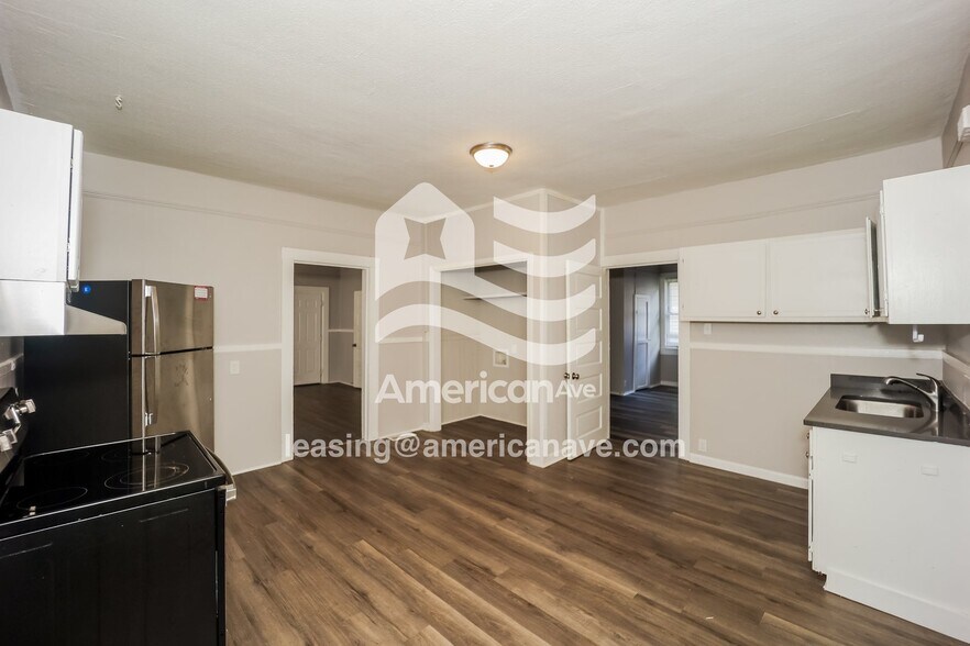 Building Photo - 610 De Groat St