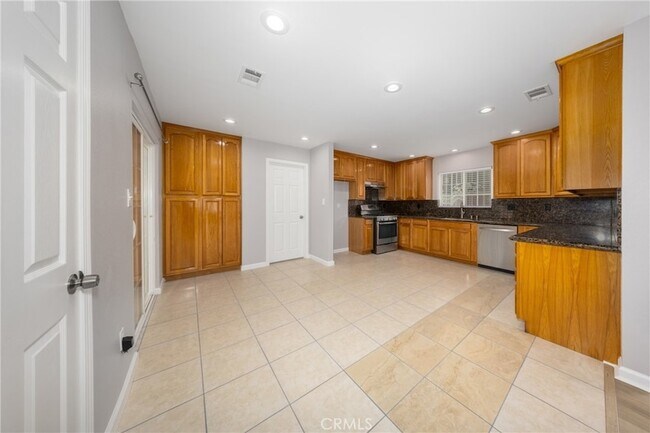 Building Photo - 642 N 6th Ave