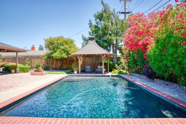 Building Photo - Stunning home located is sought after Northgate!