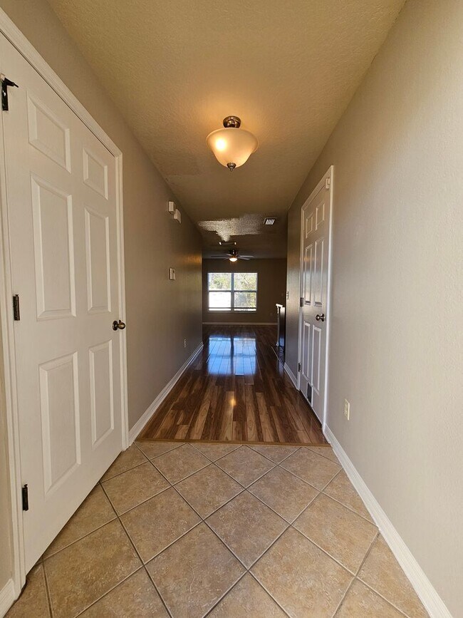 Building Photo - Seven Oaks 2/2.5 Townhouse