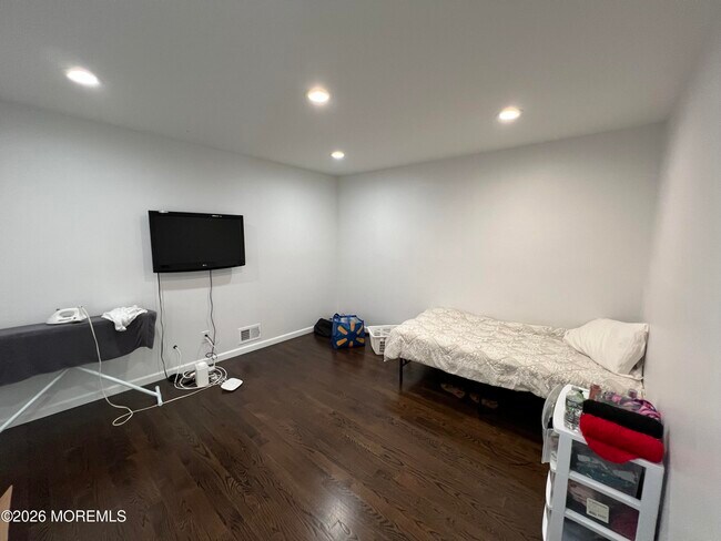 Building Photo - 8 Ridge Rd