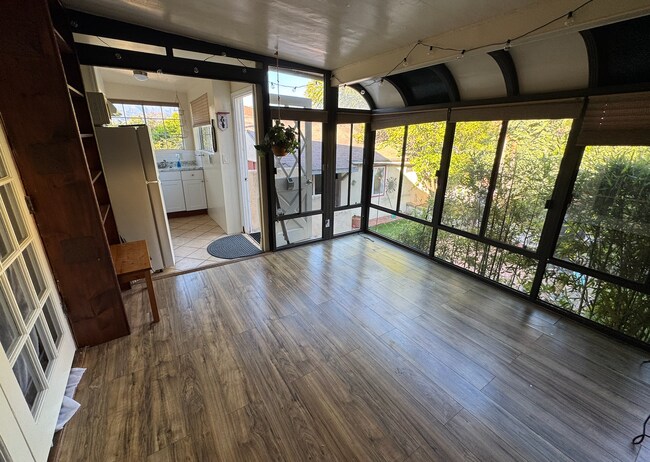 Building Photo - Charming Westside ADU with Private Backyard