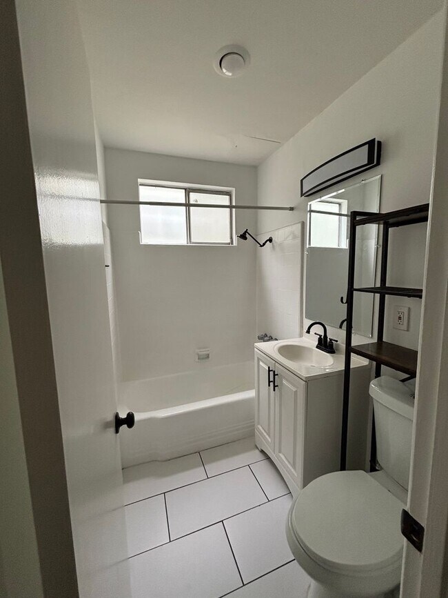 Building Photo - Upgraded 1 Bedroom In Torrance with Parkin...