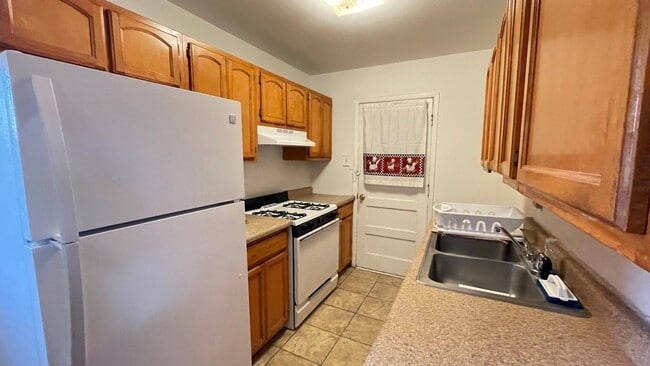 Building Photo - 9224 Montgomery Dr