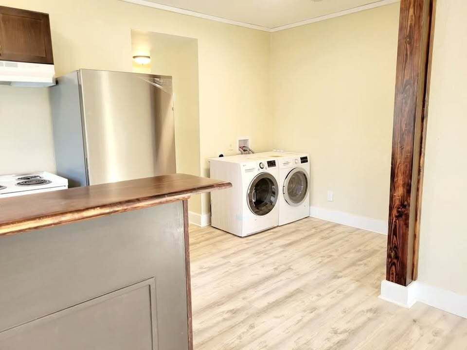 Building Photo - 133 E 4th St