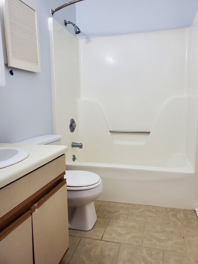 Building Photo - **Newly remodeled kitchen **  2 bedroom, 2bath Isle of Hope home with fenced in backyard and scre...