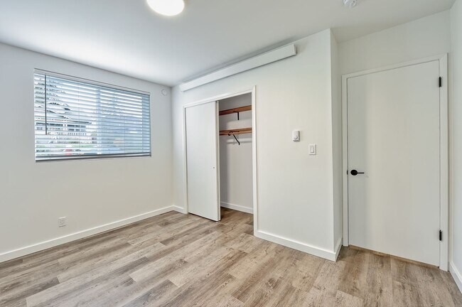 Building Photo - Lovely Apartment in Sehome