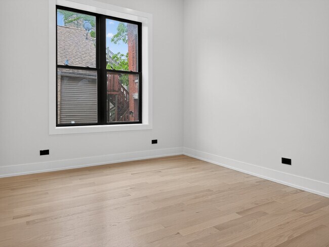 Building Photo - 1416 N Maplewood Ave