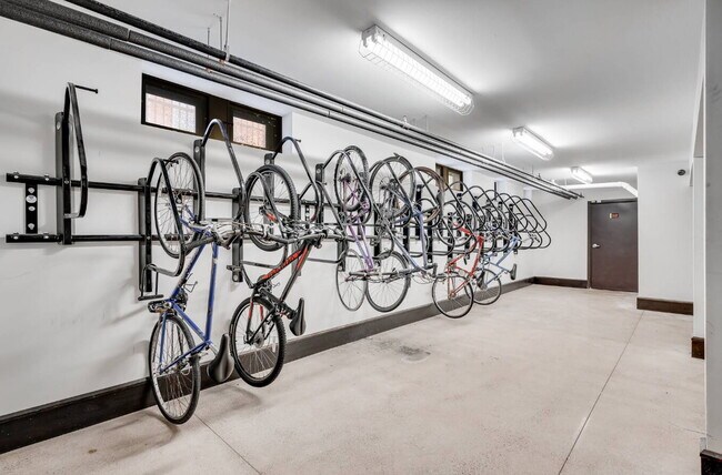 Building Photo - 706 S 9th St