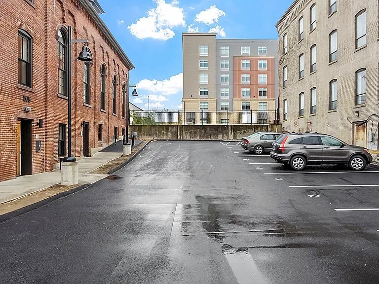 Building Photo - 205 Summer St