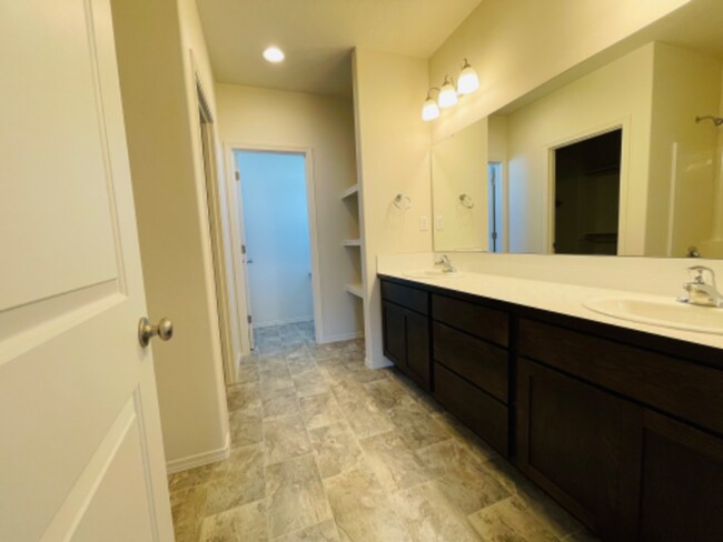 Building Photo - Charming 3 Bed/2 Bath Single Family Home i...