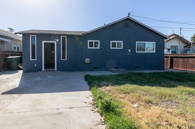 Building Photo - 626 W San Joaquin Ave