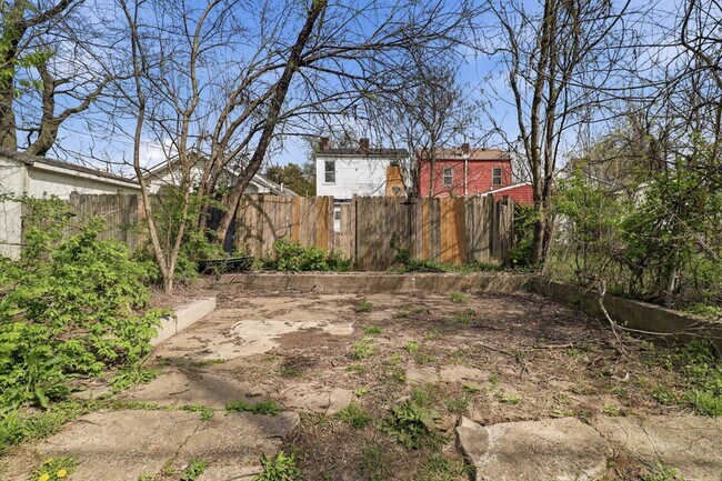Building Photo - Freshly Renovated 4 Bedroom Home