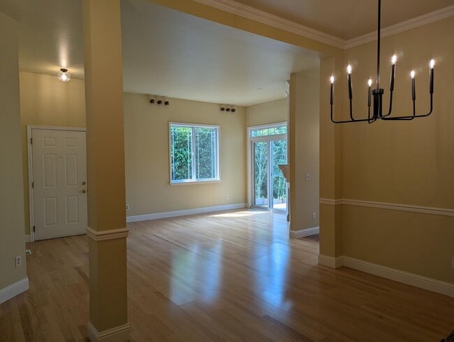 Building Photo - Modern 2-Bed, 2-Bath Condo in Klahanie – E...