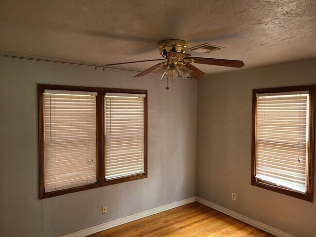 Building Photo - Updated, trendy and Ready for move in! 2 b...