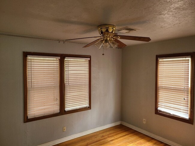 Building Photo - Updated, trendy and Ready for move in! 2 beds 1 bath, gas range, Park within walking distance!