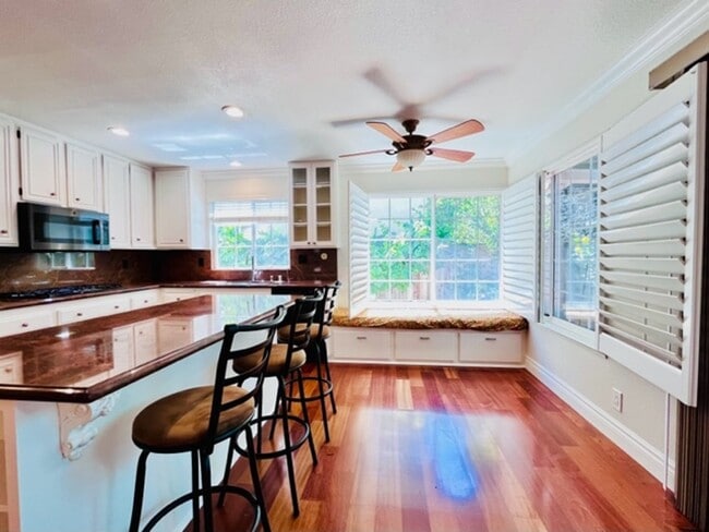 Building Photo - Gorgeous 3Bd/2BA + Den/Office or 4th Bedro...