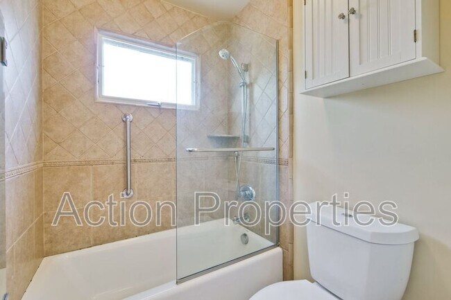 Building Photo - 450 Juanita Way