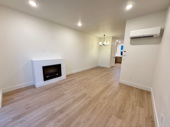 Building Photo - TWO WEEKS FREE RENT! Move-in Special! BRAN...