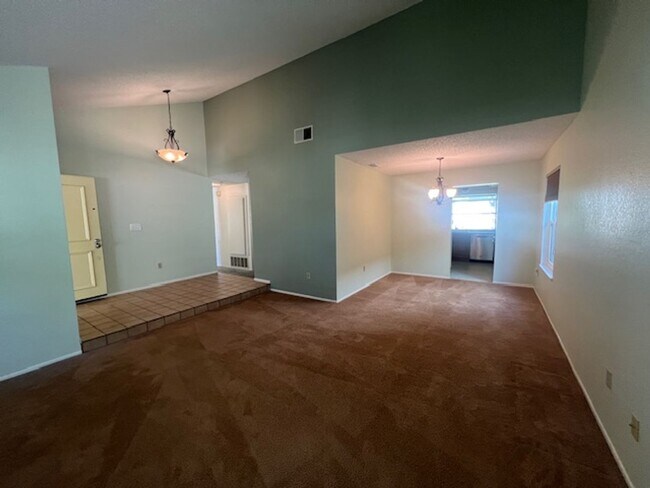 Building Photo - Beautiful 3 Bedroom, 2 Bathroom Sylmar Home! Ready for Move-In!