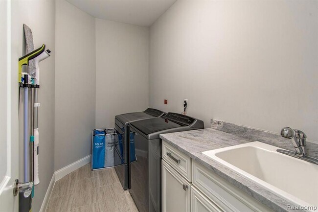 Building Photo - 53081 Enclave Cir