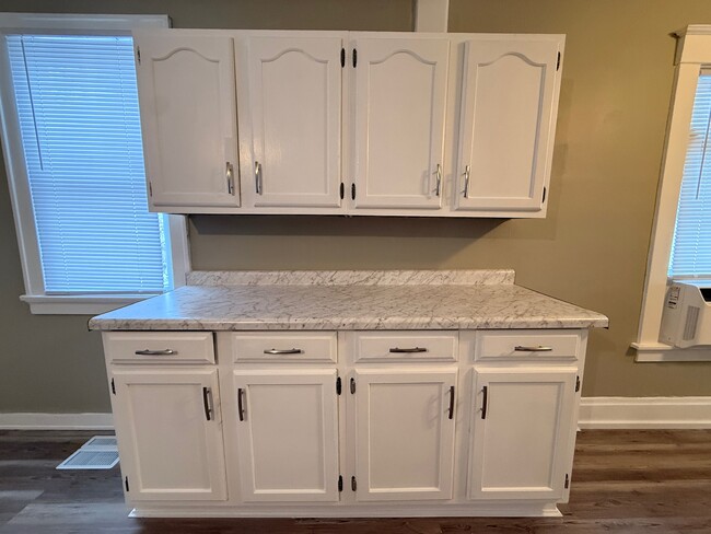 Building Photo - 6 W 30th St