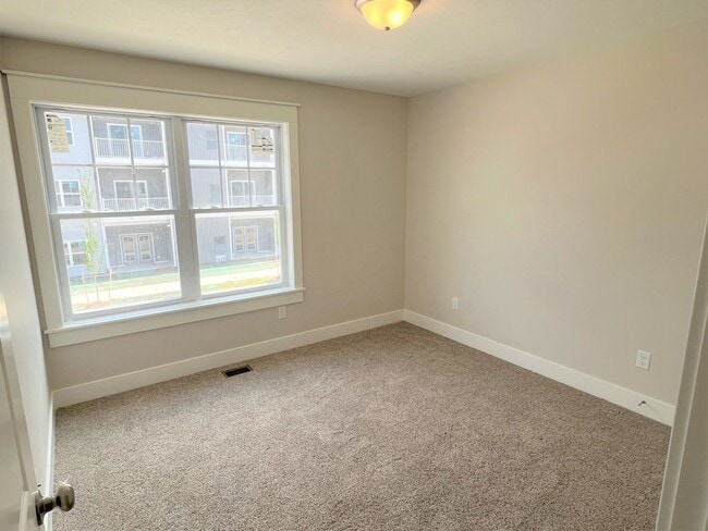 Building Photo - 4 Bed 2.5 Bath Townhome