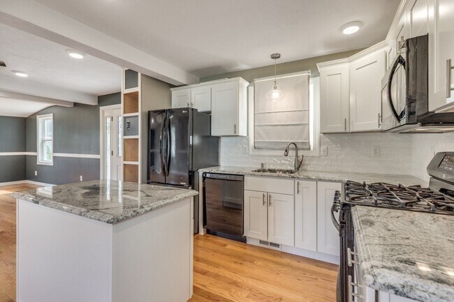 Building Photo - 8 Pluff Ave